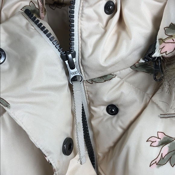 Sundance Duck Down womens L Floral Puffer Jacket with Faux Fur Hood Like new - Picture 4 of 12